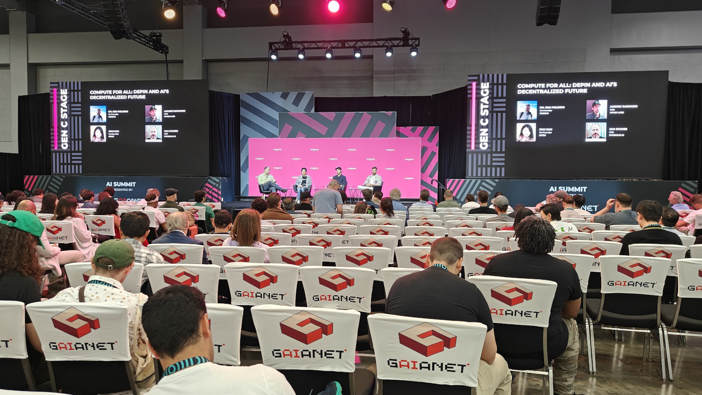 Photograph of attendees at a tech convention in Austin, representing the technology-driven economy and the city&#39;s active role in hosting major events